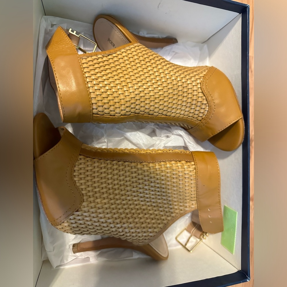 Pour La Victoire women’s York sandal